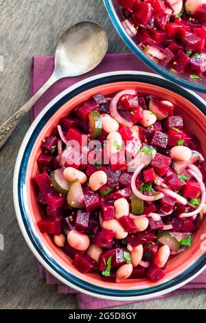 Salat mit Rote Beete, Kidney Beans und Gurken mit Vinaigrette-Dressing Stockfoto