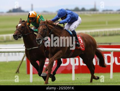 Hurricane Lane von Jockey William Buick (rechts) gewinnt das Dubai Duty Free Irish Derby von Frankie Dettori auf Lone Eagle am zweiten Tag des Dubai Duty Free Irish Derby Festivals auf der Curragh Racecourse in der Grafschaft Kildare, Irland. Samstag, 26. Juni 2021. Stockfoto