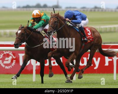 Hurricane Lane von Jockey William Buick (rechts) gewinnt das Dubai Duty Free Irish Derby von Frankie Dettori auf Lone Eagle am zweiten Tag des Dubai Duty Free Irish Derby Festivals auf der Curragh Racecourse in der Grafschaft Kildare, Irland. Samstag, 26. Juni 2021. Stockfoto