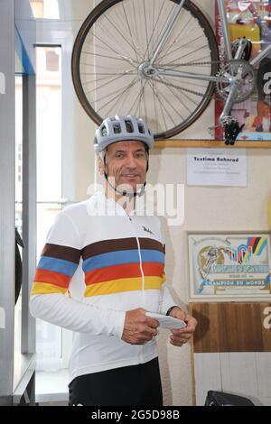 Bahnrad-Legende Lutz Heßlich beim Fototermin in seinem Fahrrad-Shop in Cottbus am 25.06.2021 Stockfoto