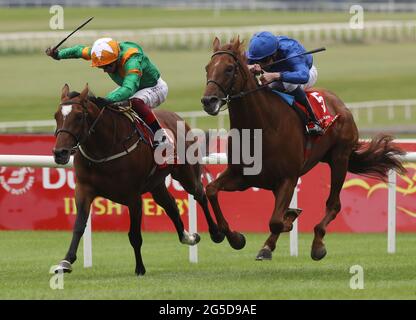 Hurricane Lane von Jockey William Buick (rechts) gewinnt das Dubai Duty Free Irish Derby von Frankie Dettori auf Lone Eagle am zweiten Tag des Dubai Duty Free Irish Derby Festivals auf der Curragh Racecourse in der Grafschaft Kildare, Irland. Samstag, 26. Juni 2021. Stockfoto