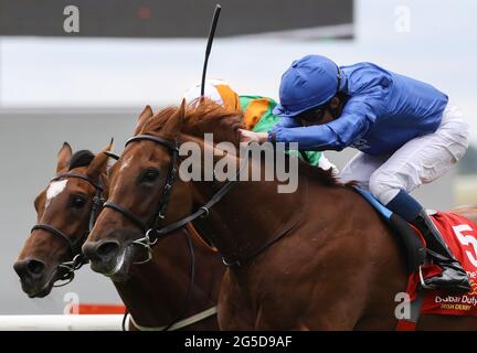 Hurricane Lane von Jockey William Buick (rechts) gewinnt das Dubai Duty Free Irish Derby von Frankie Dettori auf Lone Eagle am zweiten Tag des Dubai Duty Free Irish Derby Festivals auf der Curragh Racecourse in der Grafschaft Kildare, Irland. Samstag, 26. Juni 2021. Stockfoto