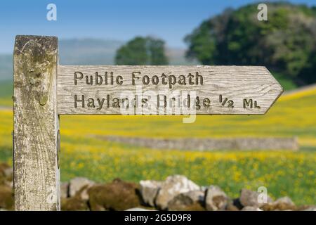 Öffentliches Wanderwegschild in den Yorkshire Dales, in der Nähe von Hawes, North Yorkshire, Großbritannien. Stockfoto