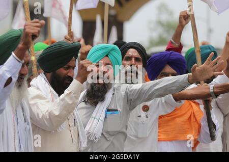 Amritsar. Juni 2021. Bauern rufen Slogans, während sie an einem Protest im Distrikt Amritsar im nördlichen indischen Bundesstaat Punjab teilnehmen, 26. Juni 2021. Als der Protest der Bauern in Indien gegen die drei umstrittenen Agrargesetze am Samstag in den achten Monat in Folge eintrat, machten sich Tausende von Bauern aus Haryana und Punjab auf einen marsch in Richtung Chandigarh, sagten Beamte aus. Quelle: Str/Xinhua/Alamy Live News Stockfoto