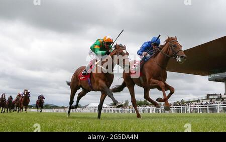 Hurricane Lane von Jockey William Buick (rechts) gewinnt das Dubai Duty Free Irish Derby von Frankie Dettori auf Lone Eagle am zweiten Tag des Dubai Duty Free Irish Derby Festivals auf der Curragh Racecourse in der Grafschaft Kildare, Irland. Samstag, 26. Juni 2021. Stockfoto