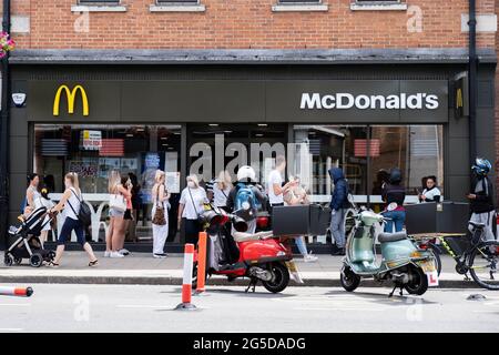 Kingston London, Großbritannien, Juni 26 2021, High Street Branch of McDonalds Takeaway Restaurant mit Kunden und Leuten draußen Stockfoto