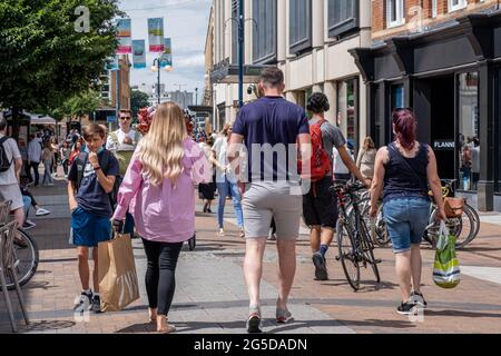 Kingston London, Großbritannien, 26 2021. Juni, Massen von Menschen, die Shopper oder Sitten zu Fuß entlang EINER Downtown High Street Stockfoto