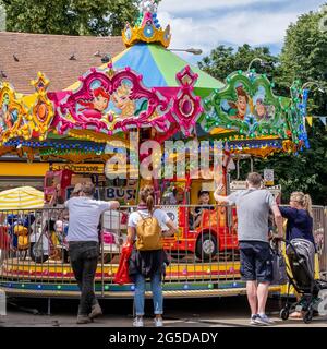 Kingston London, Großbritannien, 26 2021. Juni, Eltern beobachten Kinder auf EINER Fahrt im Fairground-Kreisverkehr Stockfoto