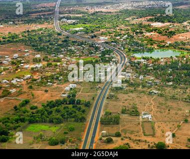 Kakinada ,10, April,2007 : Luftaufnahme der Autobahnkreuzung durch eine kleine Stadt mit Wohnungen im Kakinada District, Andhra Pradesh, Indien Stockfoto