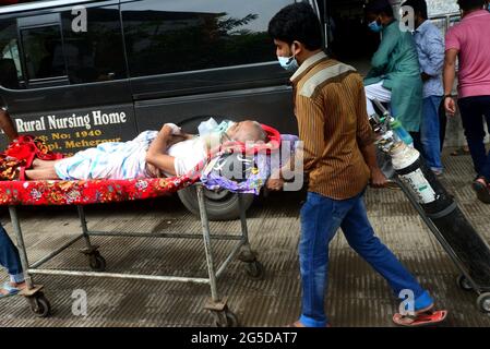 Ein Verwandter transportiert einen Covid-19-Patienten am Dhaka Medical College Hospital zur Aufnahme zur Behandlung während der Coronavirus-Pandemie am 26. Juni 2021 in Dhaka, Bangladesch. Stockfoto