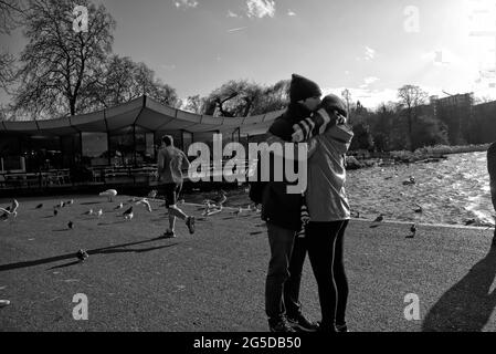 Junge liebevolle Paar umarmen und küssen , London, Großbritannien. Stockfoto