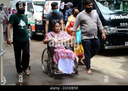 Ein Verwandter transportiert einen Covid-19-Patienten am Dhaka Medical College Hospital zur Aufnahme zur Behandlung während der Coronavirus-Pandemie am 26. Juni 2021 in Dhaka, Bangladesch. Stockfoto