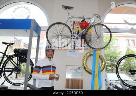 Bahnrad-Legende Lutz Heßlich beim Fototermin in seinem Fahrrad-Shop in Cottbus am 25.06.2021 Stockfoto