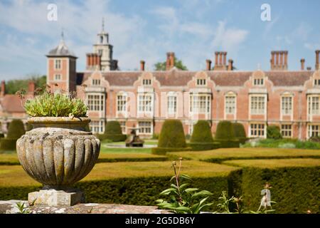 Blickling Hall ist ein herrschaftliches Haus, das Teil des Blickling Anwesens ist. Es liegt im Dorf Blickling nördlich von Aylsham in Norfolk, England Stockfoto