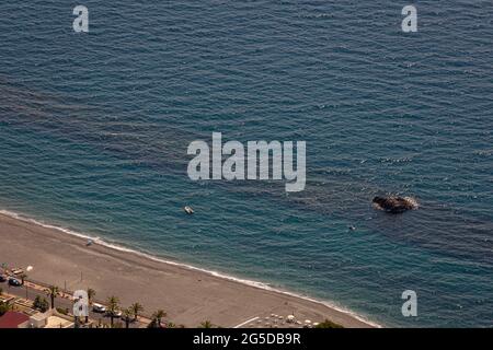 Der Felsen und das blaue Mittelmeer Stockfoto