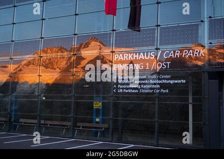 Gipfel des Mt. Großglockner spiegelte sich auf dem Parkplatz an der Franz-Josefs-Hoehe, Endpunkt der Großglockner Hochalpenstraße Stockfoto