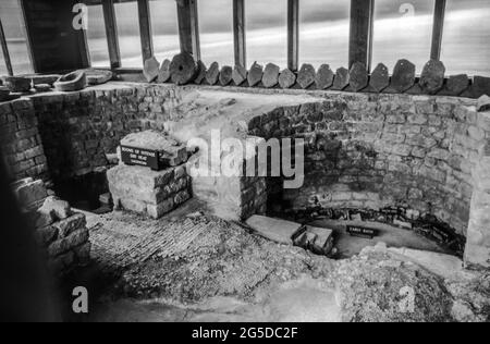 Chedworth, Gloucestershire - Ruinen der römischen Villa, die vor über 150 Jahren von den Victorianern wiederentdeckt wurden. Double Laconicum, Zimmer 22. Archivscan vom Film. August 1982. Stockfoto