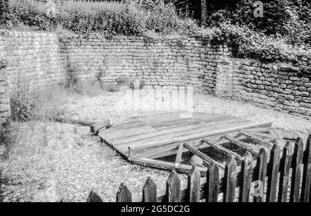 Chedworth, Gloucestershire - Ruinen der römischen Villa, die vor über 150 Jahren von den Victorianern wiederentdeckt wurden. Frühling und Nypheum, Raum 7. Archivscan vom Film. August 1982. Stockfoto