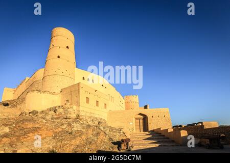 Haupteingang zum Bahla Fort in der Nähe von Nizwa in Oman Stockfoto