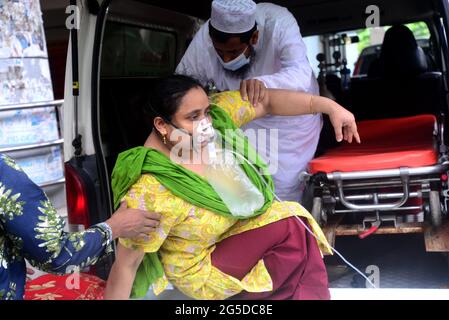 Ein Verwandter transportiert einen Covid-19-Patienten am Dhaka Medical College Hospital zur Aufnahme zur Behandlung während der Coronavirus-Pandemie am 26. Juni 2021 in Dhaka, Bangladesch. Stockfoto