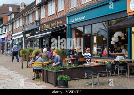 Amersham, Buckinghamshire, Großbritannien. Juni 2021. Kunden, die sich vor einem Café einfinden. Die Menschen genossen die wärmeren Temperaturen heute Morgen in Amersham, als die Stadt nach der Lockerung einiger der Covid-19-Beschränkungen wieder zum Leben erwacht. Die Rate der positiven Covid-19-Fälle pro 100,000 ist jedoch in den Chilterns gegenüber der Vorwoche auf 70.9 (68) gestiegen, und zwar in der Woche bis zum 21. Juni von 39.6 (38). Quelle: Maureen McLean/Alamy Stockfoto