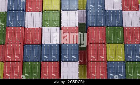 Stapel von Frachtcontainern an den Docks Stockfoto