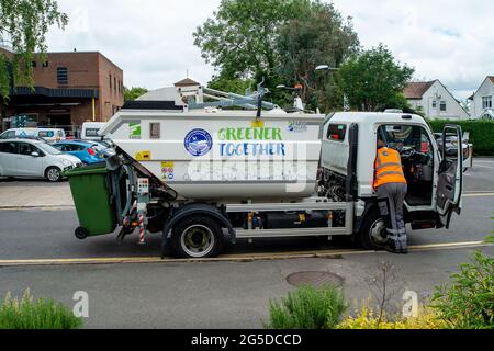 Amersham, Buckinghamshire, Großbritannien. Juni 2021. Gartenabfälle in grünen Mülltonnen werden vom Buckinghamshire Council abgeholt, nachdem die Stadt Amersham nach der Lockerung einiger der Covid-19-Beschränkungen wieder zum Leben erweckt wurde. Die Rate der positiven Covid-19-Fälle pro 100,000 ist jedoch in den Chilterns gegenüber der Vorwoche auf 70.9 (68) gestiegen, und zwar in der Woche bis zum 21. Juni von 39.6 (38). Quelle: Maureen McLean/Alamy Stockfoto