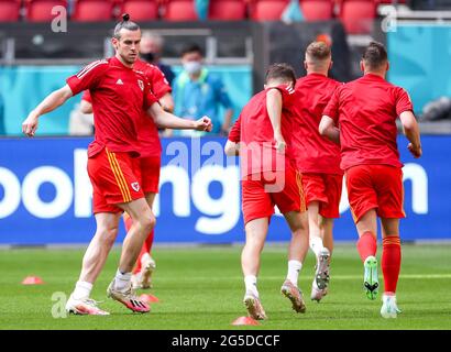 Gareth Bale aus Wales macht sich vor dem UEFA-EM-2020-Spiel von 16 in der Johan Cruijff Arena in Amsterdam, Niederlande, warm. Bilddatum: Samstag, 26. Juni 2021. Stockfoto