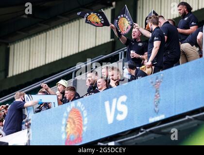 Twickenham, London, Großbritannien. Juni 2021. Premiership Rugby Union Final, Exeter Chiefs versus Harlekins; Fans im Stadion Credit: Action Plus Sports/Alamy Live News Stockfoto