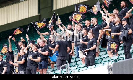 Twickenham, London, Großbritannien. Juni 2021. Premiership Rugby Union Final, Exeter Chiefs versus Harlekins; Fans im Stadion Credit: Action Plus Sports/Alamy Live News Stockfoto