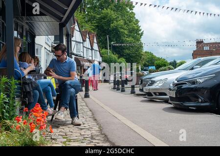 Amersham, Buckinghamshire, Großbritannien. Juni 2021. Die Menschen genossen die wärmeren Temperaturen heute Morgen in Amersham, als die Stadt nach der Lockerung einiger der Covid-19-Beschränkungen wieder zum Leben erwacht. Die Rate der positiven Covid-19-Fälle pro 100,000 ist jedoch in den Chilterns gegenüber der Vorwoche auf 70.9 (68) gestiegen, und zwar in der Woche bis zum 21. Juni von 39.6 (38). Quelle: Maureen McLean/Alamy Stockfoto