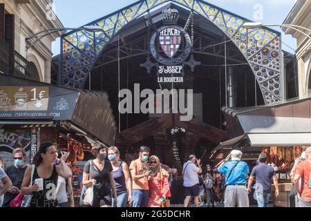 Barcelona, Spanien. Juni 2021. Menschen ohne und mit Gesichtsmasken werden am ersten Tag vor dem La Boqueria Markt in BarcelonaBarcelona ohne die obligatorische Verwendung von Gesichtsmasken gesehen. Der Präsident der spanischen Regierung, Pedro Sanchez, kündigte am 18. Juni an, dass die Verwendung von Schutzmasken in Außenumgebungen ab Juni 26 nicht mehr obligatorisch sein wird, nachdem sie von einem außerordentlichen Ministerrat genehmigt wurde. Kredit: SOPA Images Limited/Alamy Live Nachrichten Stockfoto