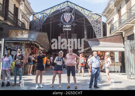 Barcelona, Spanien. Juni 2021. Menschen ohne und mit Gesichtsmasken werden am ersten Tag vor dem La Boqueria Markt in BarcelonaBarcelona ohne die obligatorische Verwendung von Gesichtsmasken gesehen. Der Präsident der spanischen Regierung, Pedro Sanchez, kündigte am 18. Juni an, dass die Verwendung von Schutzmasken in Außenumgebungen ab Juni 26 nicht mehr obligatorisch sein wird, nachdem sie von einem außerordentlichen Ministerrat genehmigt wurde. Kredit: SOPA Images Limited/Alamy Live Nachrichten Stockfoto