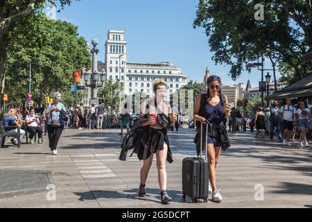 Barcelona, Spanien. Juni 2021. Menschen werden ohne Gesichtsmasken gesehen werden auf Las Ramblas in Barcelona gesehen.Barcelona am ersten Tag ohne die obligatorische Verwendung von Gesichtsmasken. Der Präsident der spanischen Regierung, Pedro Sanchez, kündigte am 18. Juni an, dass die Verwendung von Schutzmasken in Außenumgebungen ab Juni 26 nicht mehr obligatorisch sein wird, nachdem sie von einem außerordentlichen Ministerrat genehmigt wurde. (Foto von Thiago Prudencio/SOPA Images/Sipa USA) Quelle: SIPA USA/Alamy Live News Stockfoto