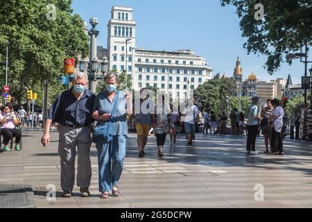 Barcelona, Spanien. Juni 2021. Ein Paar mit Gesichtsmasken geht am ersten Tag auf der Las Rambla in Barcelona ohne die obligatorische Verwendung von Gesichtsmasken. Der Präsident der spanischen Regierung, Pedro Sanchez, kündigte am 18. Juni an, dass die Verwendung von Schutzmasken in Außenumgebungen ab Juni 26 nicht mehr obligatorisch sein wird, nachdem sie von einem außerordentlichen Ministerrat genehmigt wurde. (Foto von Thiago Prudencio/SOPA Images/Sipa USA) Quelle: SIPA USA/Alamy Live News Stockfoto