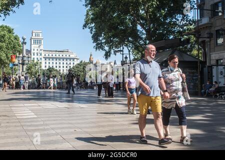 Barcelona, Spanien. Juni 2021. Menschen werden ohne Gesichtsmasken gesehen werden auf Las Ramblas in Barcelona gesehen.Barcelona am ersten Tag ohne die obligatorische Verwendung von Gesichtsmasken. Der Präsident der spanischen Regierung, Pedro Sanchez, kündigte am 18. Juni an, dass die Verwendung von Schutzmasken in Außenumgebungen ab Juni 26 nicht mehr obligatorisch sein wird, nachdem sie von einem außerordentlichen Ministerrat genehmigt wurde. (Foto von Thiago Prudencio/SOPA Images/Sipa USA) Quelle: SIPA USA/Alamy Live News Stockfoto