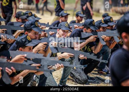 Gaza, Palästina. Juni 2021. Palästinensische Jugendliche besuchen das von der Islamischen Jihad-Bewegung organisierte militärische Sommerlager. Heute begannen die militärischen Sommerlager in Gaza, um Jugendliche darin auszubilden, sich und ihre Heimat auch zu verteidigen, als eine Botschaft der Stärke an Israel, eine starke palästinensische Generation vorzubereiten, die in Zukunft Jerusalem und die palästinensischen Gebiete befreien kann. Kredit: SOPA Images Limited/Alamy Live Nachrichten Stockfoto