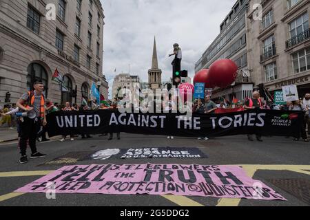 London, Großbritannien. Juni 2021. Demonstranten versammeln sich vor dem BBC Broadcasting House vor der Volksversammlung gegen die nationale Austeritätsdemonstration und marschieren durch das Zentrum Londons. Demonstranten verschiedener Organisationen protestieren gegen den Umgang der Regierung mit der Coronavirus-Pandemie und fordern die Renationalisierung von Schlüsselindustrien, die Bekämpfung des institutionellen Rassismus und Maßnahmen zur Bekämpfung der Klimanotlage. Quelle: Wiktor Szymanowicz/Alamy Live News Stockfoto