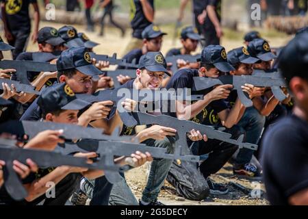 Gaza, Palästina. Juni 2021. Palästinensische Jugendliche besuchen das von der Islamischen Jihad-Bewegung organisierte militärische Sommerlager. Heute begannen die militärischen Sommerlager in Gaza, um Jugendliche darin auszubilden, sich und ihre Heimat auch zu verteidigen, als eine Botschaft der Stärke an Israel, eine starke palästinensische Generation vorzubereiten, die in Zukunft Jerusalem und die palästinensischen Gebiete befreien kann. (Foto von Ahmed Zakot/SOPA Images/Sipa USA) Quelle: SIPA USA/Alamy Live News Stockfoto