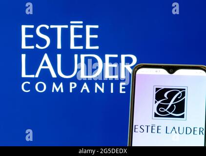 Ukraine. Juni 2021. In dieser Abbildung wird ein Logo von Estee Lauder Companies Inc. Auf einem Smartphone angezeigt. (Foto von Igor Golovniov/SOPA Images/Sipa USA) Quelle: SIPA USA/Alamy Live News Stockfoto