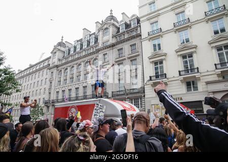 London, Großbritannien, 26. Juni 2021. Anti-Lockdown-Demonstranten marschieren durch die Hauptstadt. Stockfoto