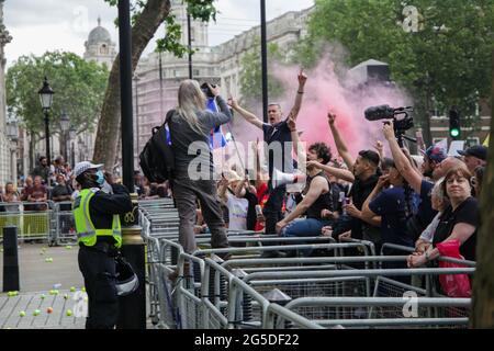London, Großbritannien, 26. Juni 2021. Anti-Lockdown-Demonstranten marschieren durch die Hauptstadt. Stockfoto