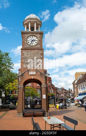 Chesham, Buckinghamshire, Großbritannien. Juni 2021. Der Uhrturm. Das Stadtzentrum von Chensham war heute Nachmittag ruhig. Die Rate der positiven Covid-19-Fälle pro 100,000 ist jedoch in den Chilterns gegenüber 38 der Vorwoche von 39.6 auf 70.9 (68) gestiegen. Quelle: Maureen McLean/Alamy Stockfoto