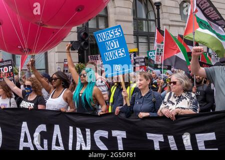 London, Großbritannien. Juni 2021. Menschen an der Front des marsches. Mehr als fünftausend nahmen an der Volksversammlung teil, die durch London gegen die Misserfolge der Tory-Regierung während der Pandemie marschierte, zu spät agierte, Verträge an Kumpanen verteilte und wichtige Arbeiter nicht für ihre Opfer belohnte. Sie forderten eine „neue Normalität“ mit einem Ende der NHS-Privatisierung, menschenwürdigem Wohnungsbau, echten Maßnahmen gegen den Klimawandel, menschenwürdigem Wohnungsbau, einem Ende unfairer Beschäftigungspraktiken und der Plünderung korrupter Politiker. Peter Marshall/Alamy Live News Stockfoto