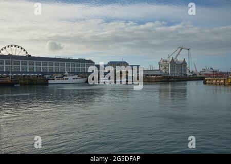 Weitwinkelansicht der V&A Waterfront und des Hafenviertels mit großem Rad in Kapstadt, Südafrika.(06/2021) Stockfoto