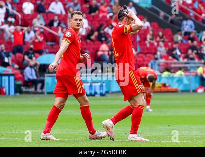 Gareth Bale (rechts) von Wales reagiert während der UEFA Euro 2020-Runde des Spiels 16 in der Johan Cruijff Arena in Amsterdam, Niederlande. Bilddatum: Samstag, 26. Juni 2021. Stockfoto