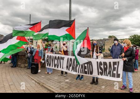 Bandon, West Cork, Irland. Juni 2021. Die irische Palästina-Solidaritätskampagne, Niederlassung West Cork, veranstaltete heute einen Protest auf der Bandon-Brücke. Der Gruppe schloss sich die Cork Palestinia Group an, die das Bewusstsein für die Notlage der Palästinenser schärft. Darüber hinaus ermutigten die Gruppen die Käufer, israelische Waren zu boykottieren, die in Supermärkten und Geschäften in ganz Irland verkauft werden. Quelle: AG News/Alamy Live News Stockfoto