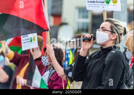 Bandon, West Cork, Irland. Juni 2021. Die irische Palästina-Solidaritätskampagne, Niederlassung West Cork, veranstaltete heute einen Protest auf der Bandon-Brücke. Der Gruppe schloss sich die Cork Palestinia Group an, die das Bewusstsein für die Notlage der Palästinenser schärft. Darüber hinaus ermutigten die Gruppen die Käufer, israelische Waren zu boykottieren, die in Supermärkten und Geschäften in ganz Irland verkauft werden. Quelle: AG News/Alamy Live News Stockfoto