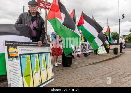 Bandon, West Cork, Irland. Juni 2021. Die irische Palästina-Solidaritätskampagne, Niederlassung West Cork, veranstaltete heute einen Protest auf der Bandon-Brücke. Der Gruppe schloss sich die Cork Palestinia Group an, die das Bewusstsein für die Notlage der Palästinenser schärft. Darüber hinaus ermutigten die Gruppen die Käufer, israelische Waren zu boykottieren, die in Supermärkten und Geschäften in ganz Irland verkauft werden. Quelle: AG News/Alamy Live News Stockfoto