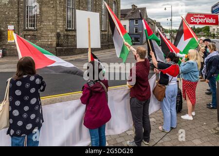 Bandon, West Cork, Irland. Juni 2021. Die irische Palästina-Solidaritätskampagne, Niederlassung West Cork, veranstaltete heute einen Protest auf der Bandon-Brücke. Der Gruppe schloss sich die Cork Palestinia Group an, die das Bewusstsein für die Notlage der Palästinenser schärft. Darüber hinaus ermutigten die Gruppen die Käufer, israelische Waren zu boykottieren, die in Supermärkten und Geschäften in ganz Irland verkauft werden. Quelle: AG News/Alamy Live News Stockfoto